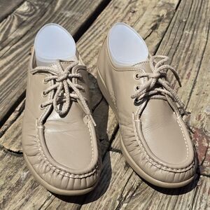 Like New SAS Women's Siesta Loafer Size 8.5M Lace Up Beige Leather